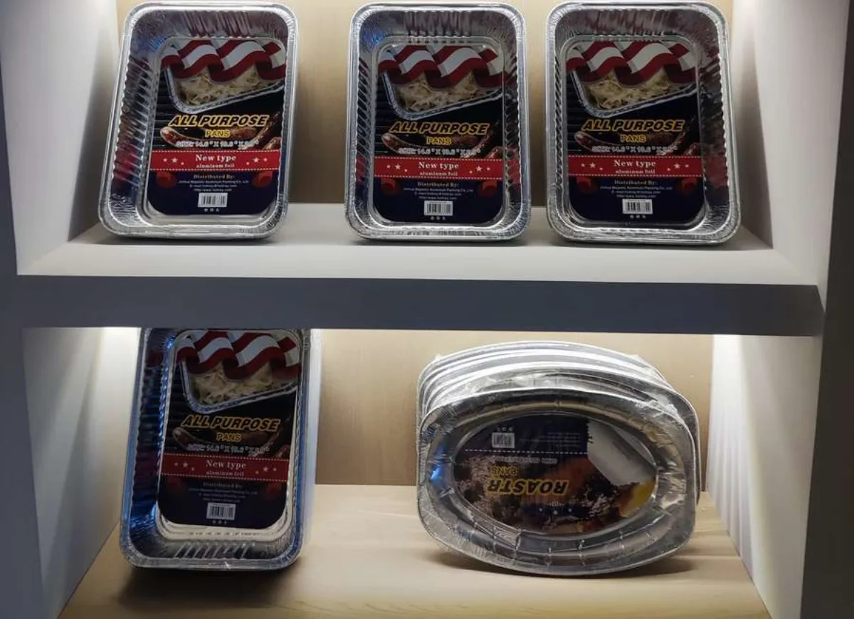 KMD Aluminum foil containers on display